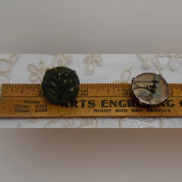 BAKELITE Vintage 1940s Screw-back Spinach Green Earrings Heavy Carved Pattern - Picture 4 of 5